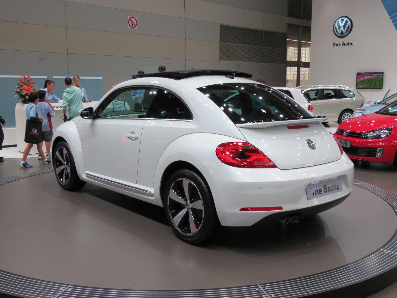Rear-side view with spoiler and glass sunroof