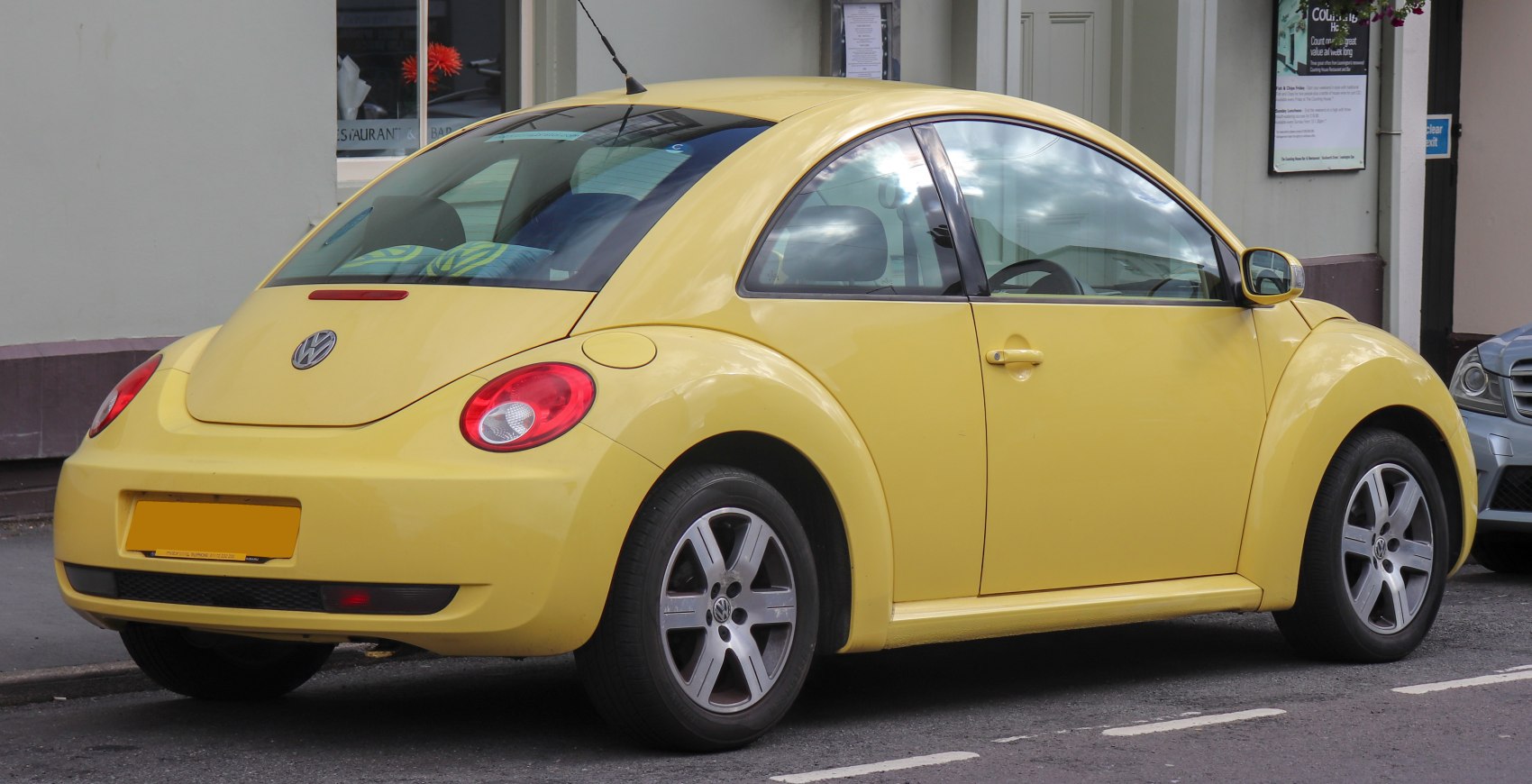Rear side view with curved hatchback and round taillights