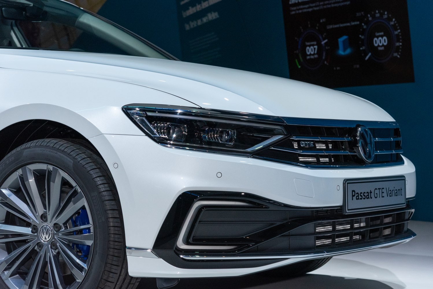 Front headlights, grill, and alloy wheel of a modern car
