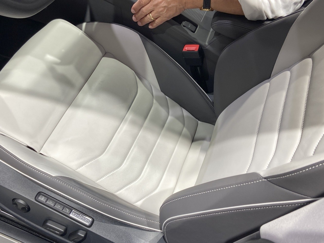 Two-tone leather seat with memory controls and detailed stitching