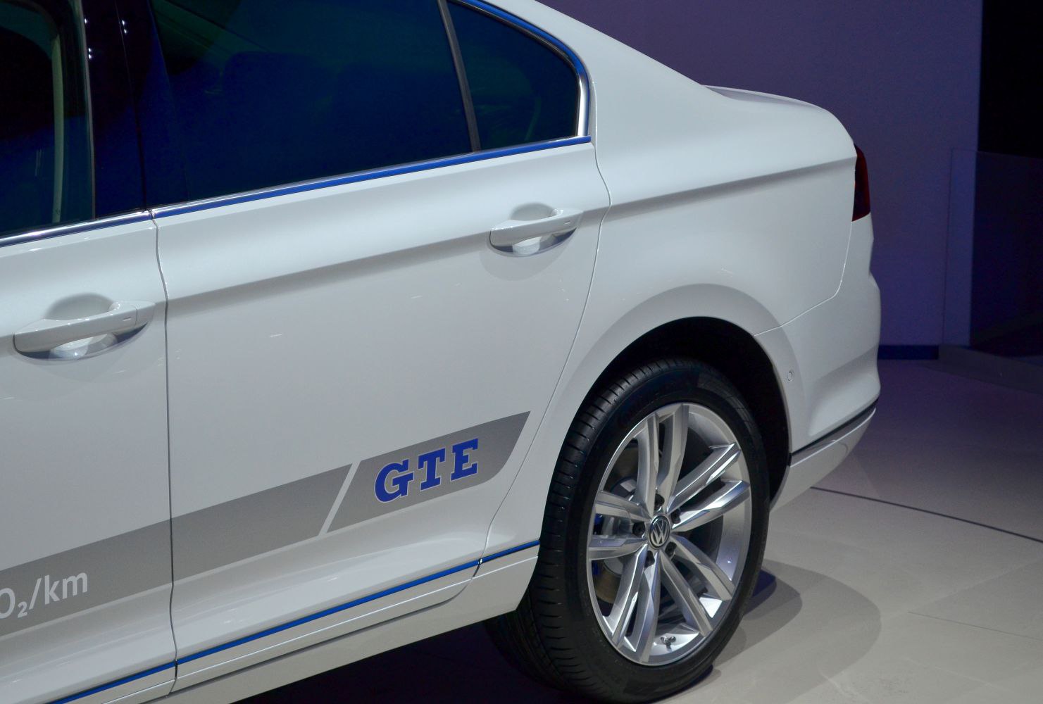 Rear side with GTE badge and alloy wheel