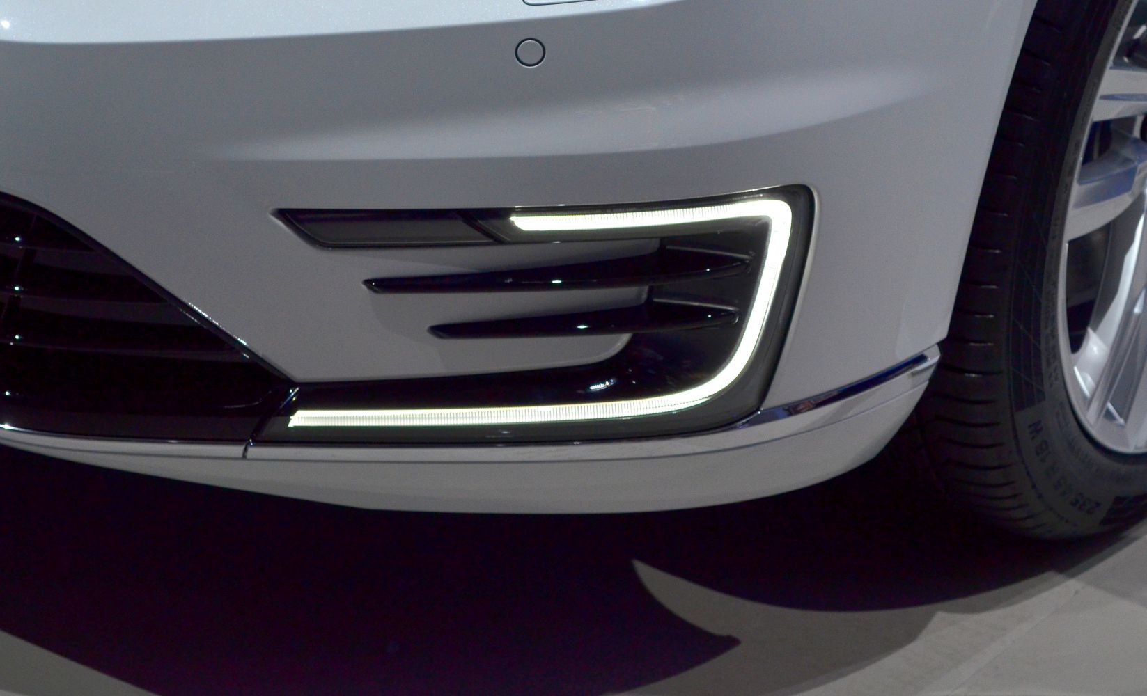 Front LED daytime running light and bumper grille