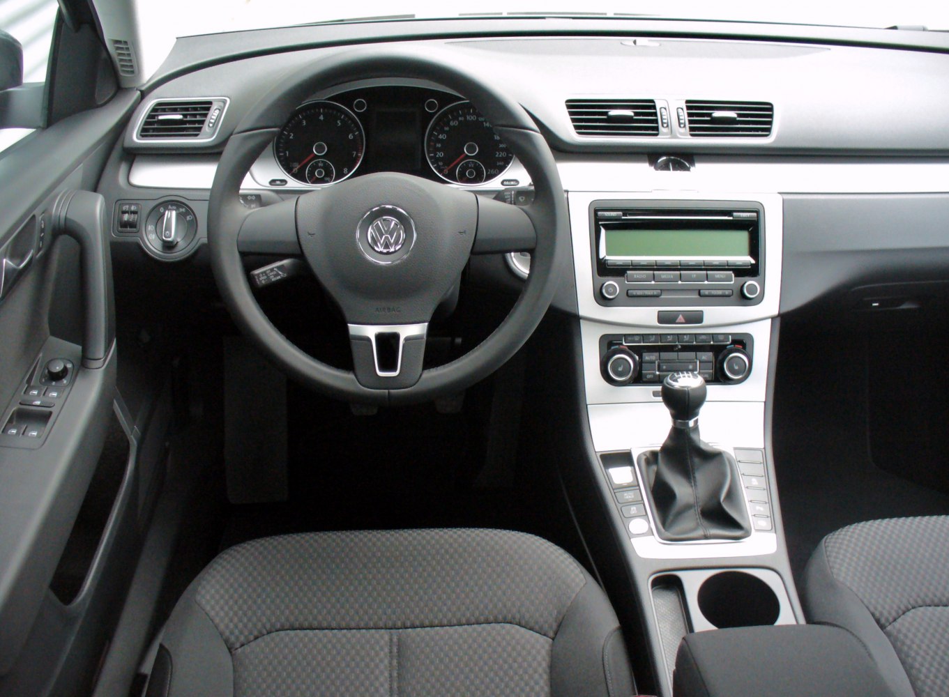 Dashboard and manual gear shifter of a passenger vehicle
