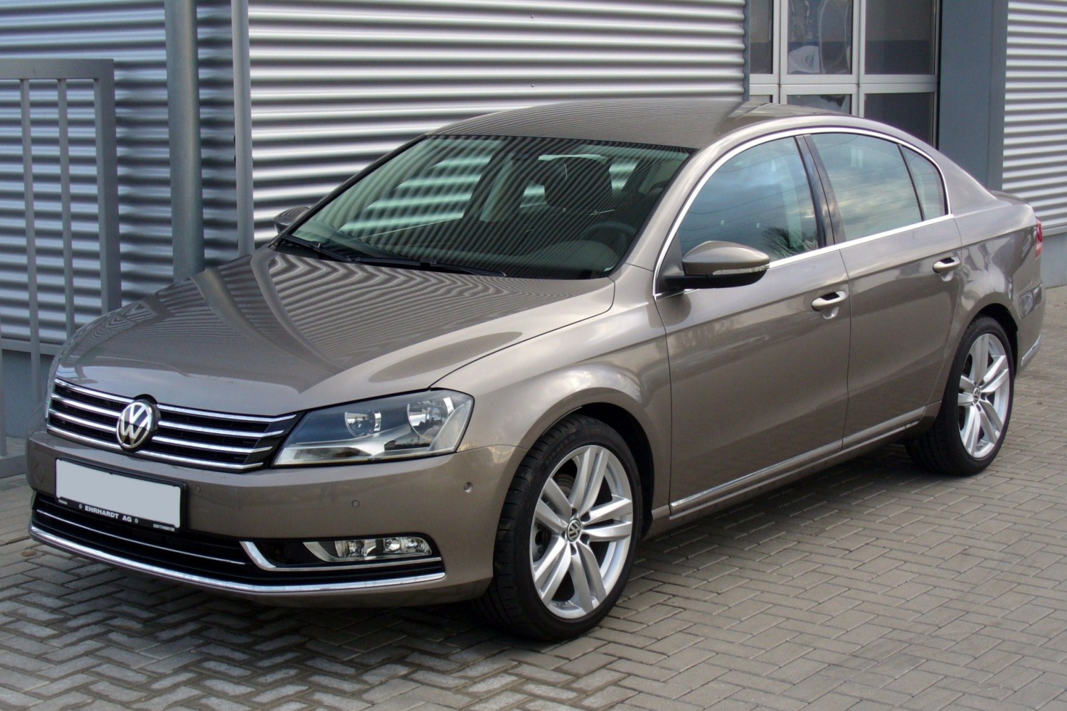 Front side view of mid-size sedan with grille and alloy wheels