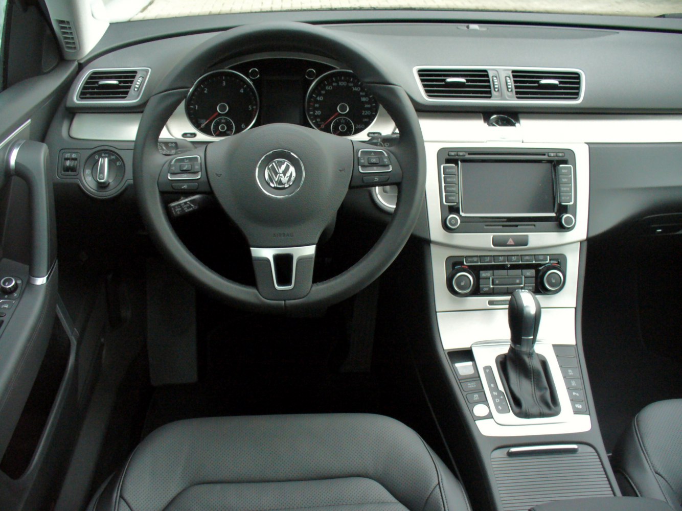 Dashboard and multifunction steering wheel with digital display and controls