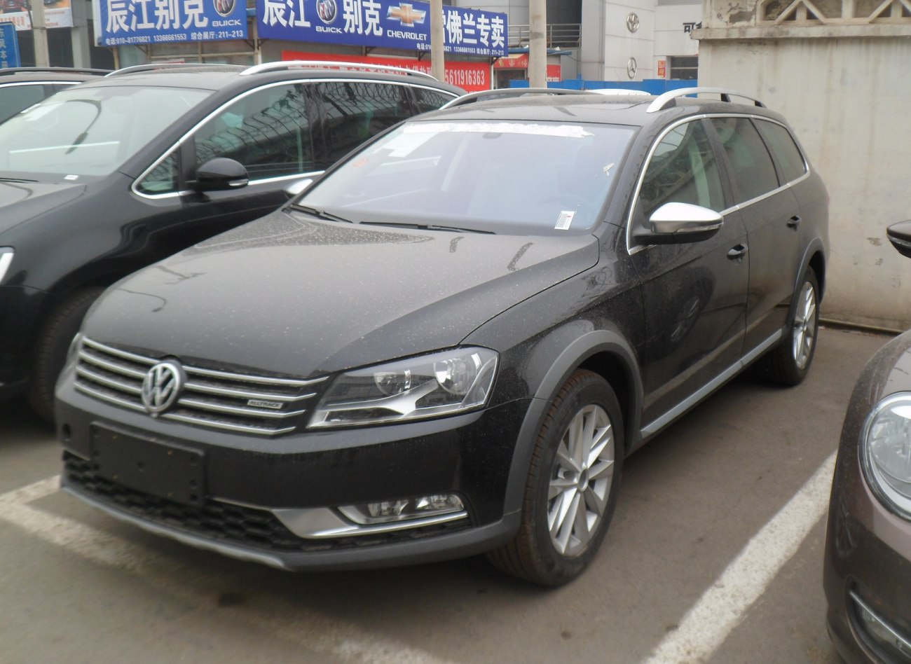 Front grille, headlights, alloy wheels, and roof rails of estate vehicle
