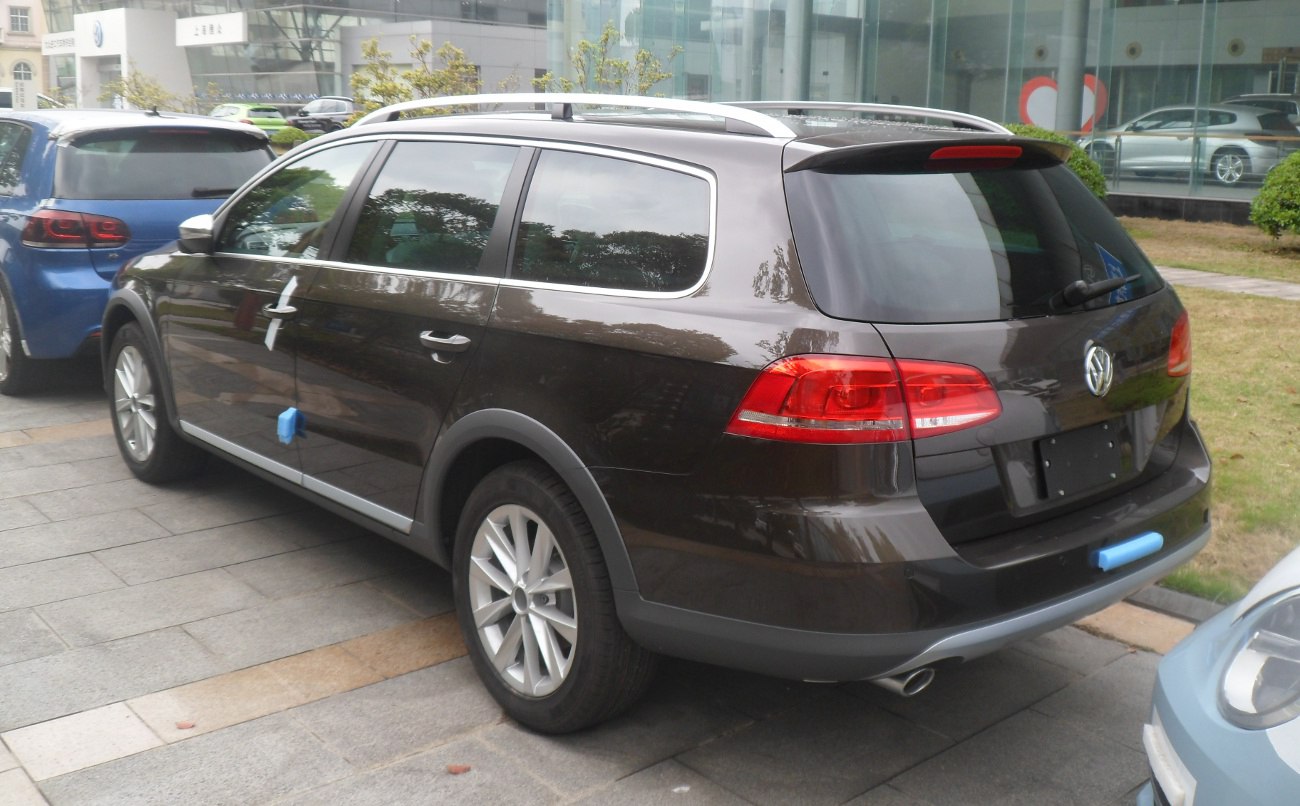Side and rear view of an estate car with roof rails and alloy wheels