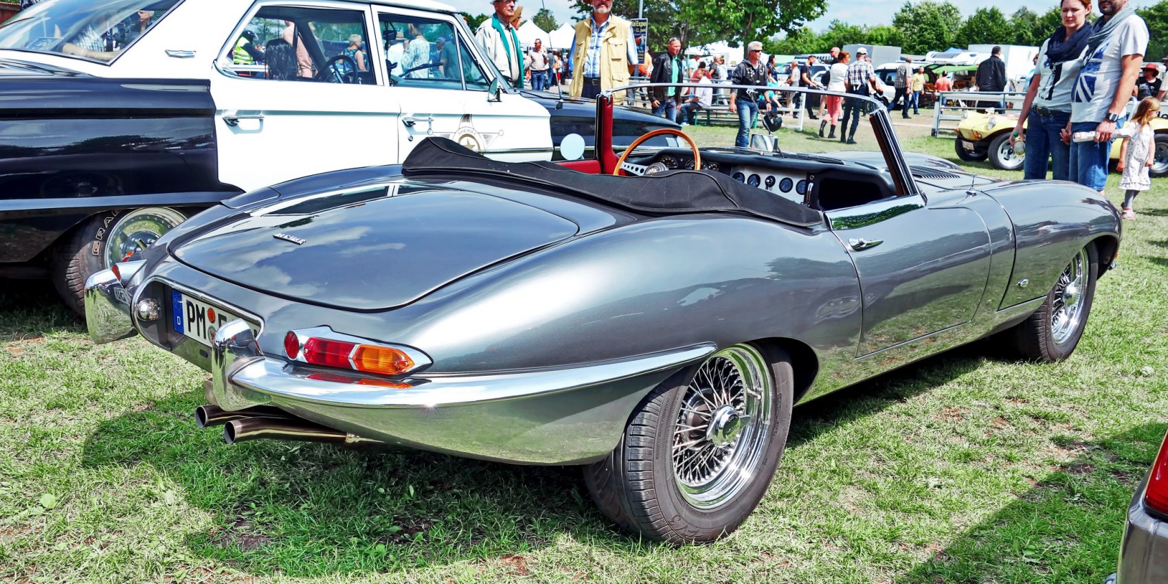 Rear view of convertible with wire-spoke wheels and chrome bumper