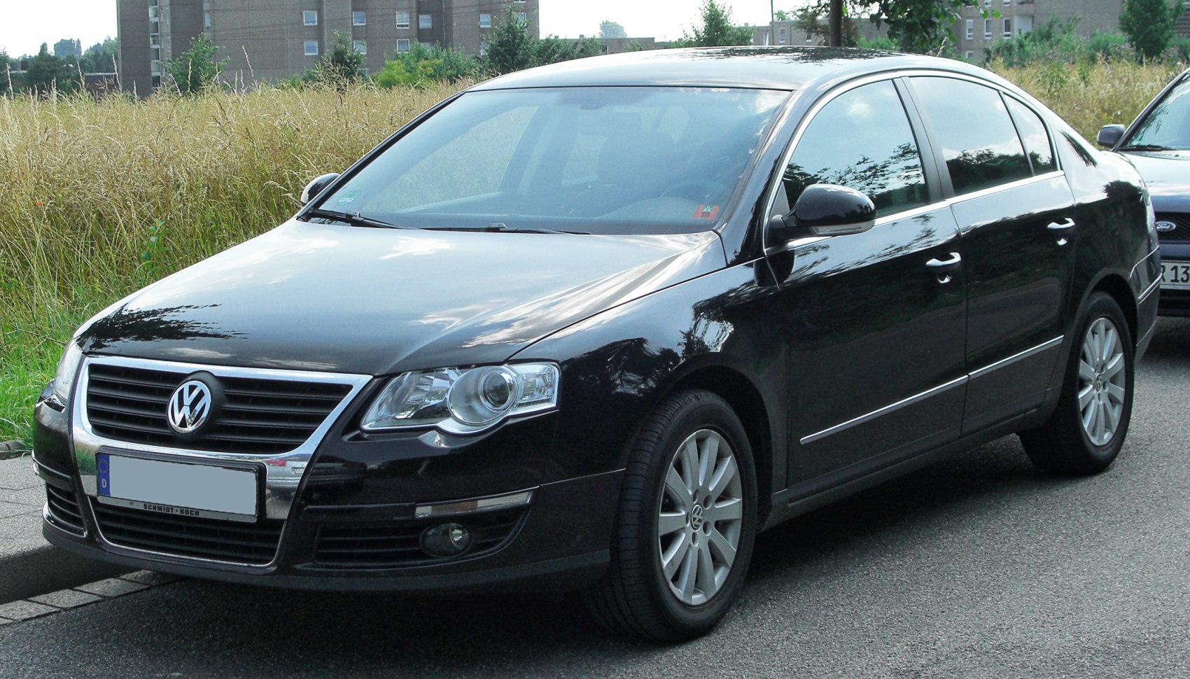 Front side view with alloy wheels and distinct headlights