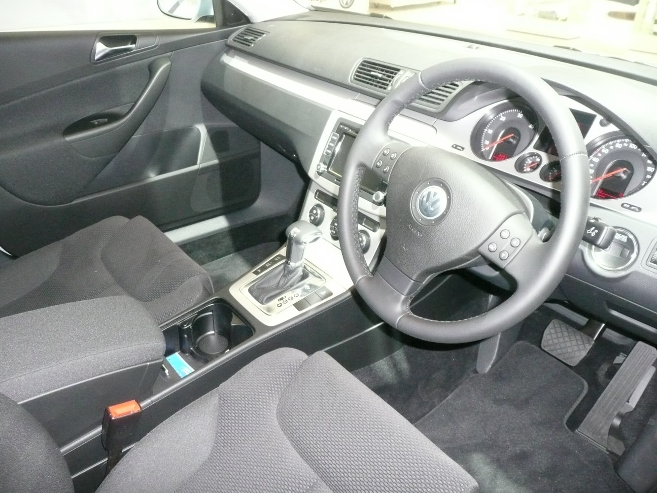 Dashboard, steering wheel with controls, automatic gear shift