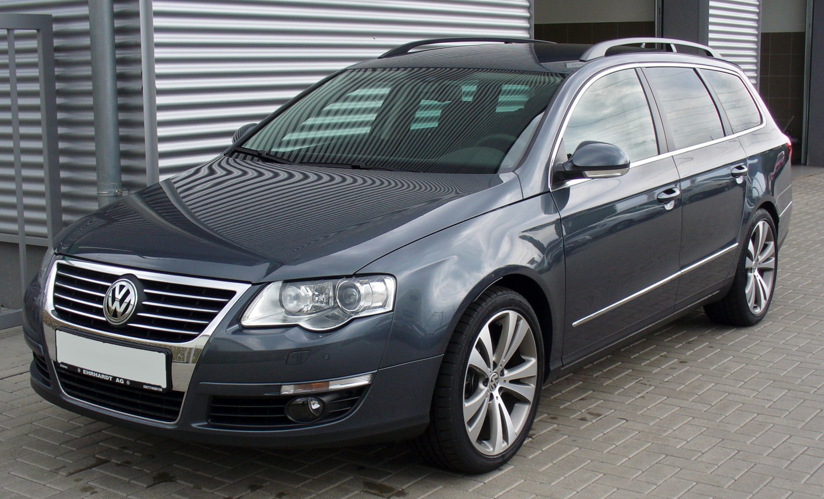 Front-angle view of variant estate with chrome grille and alloy wheels