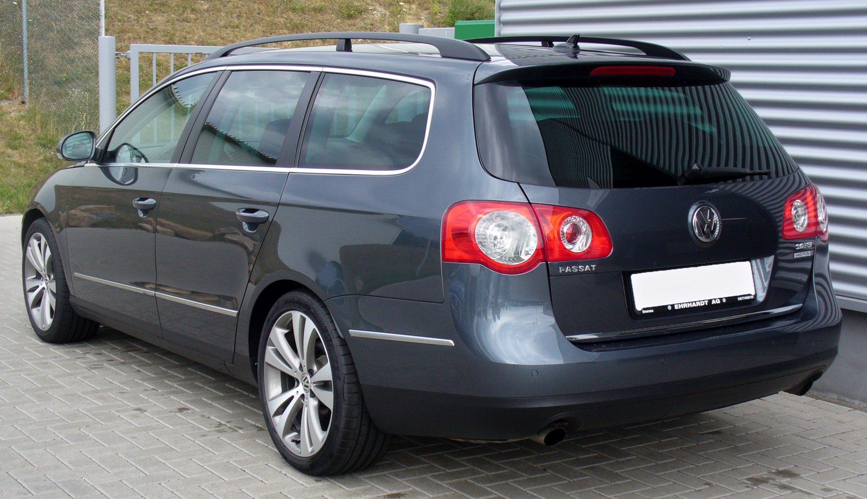 Rear side view with tail lights and roof rails