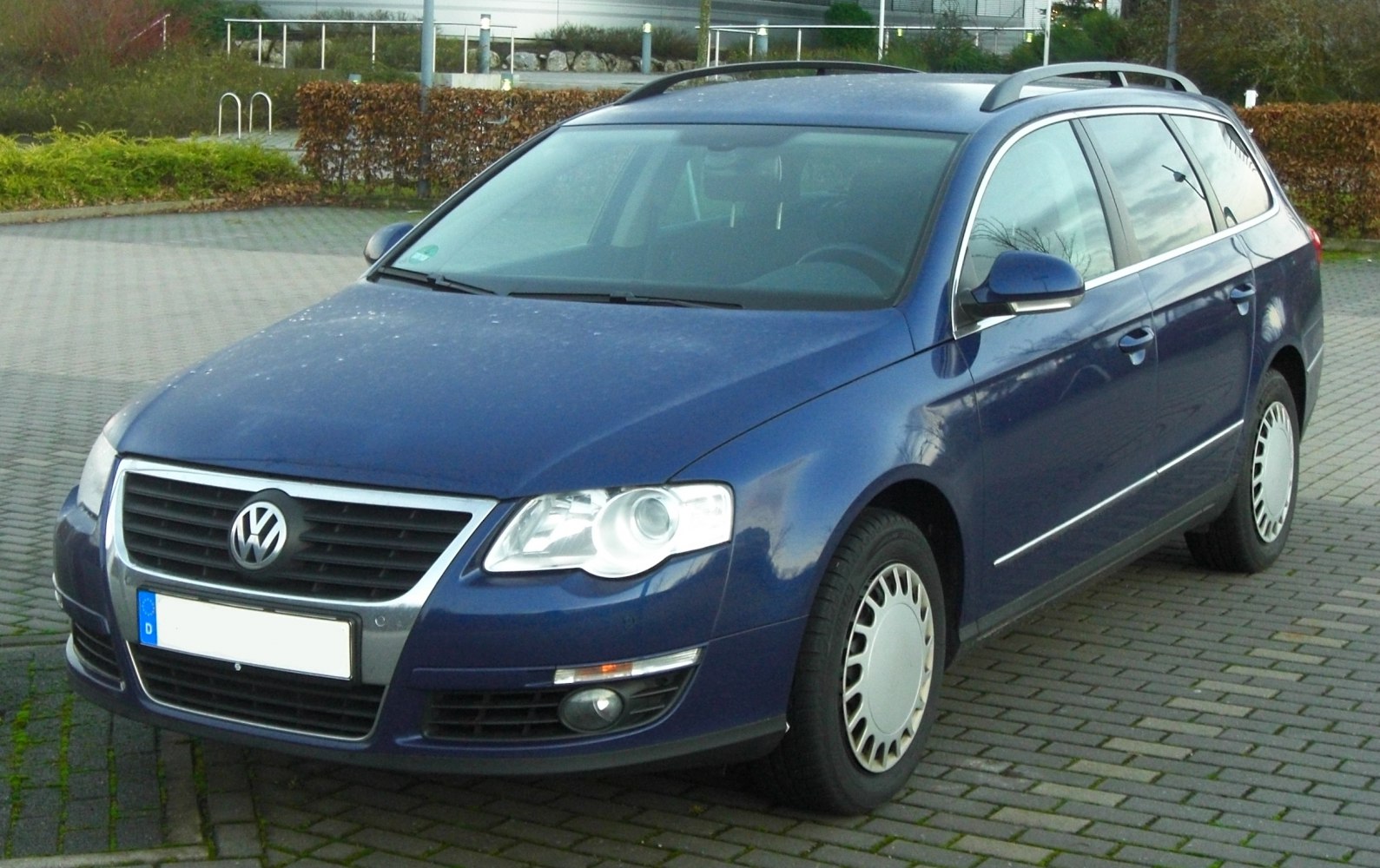 Blue Volkswagen Passat Variant B6 front side with roof rails