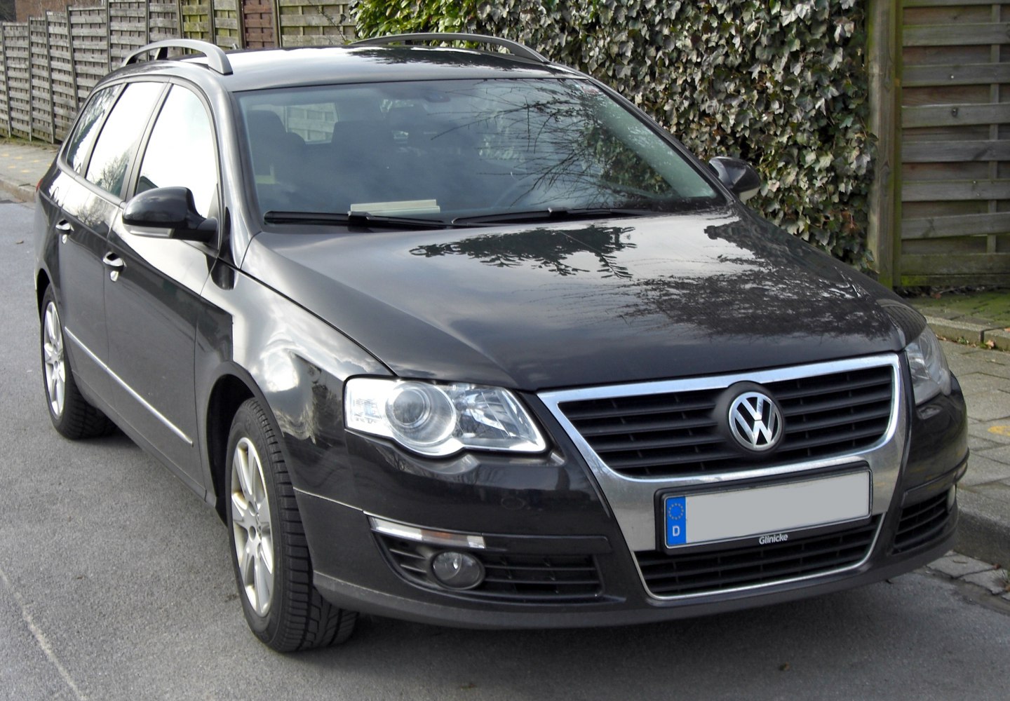 Front and side view of estate with roof rails and distinctive grille