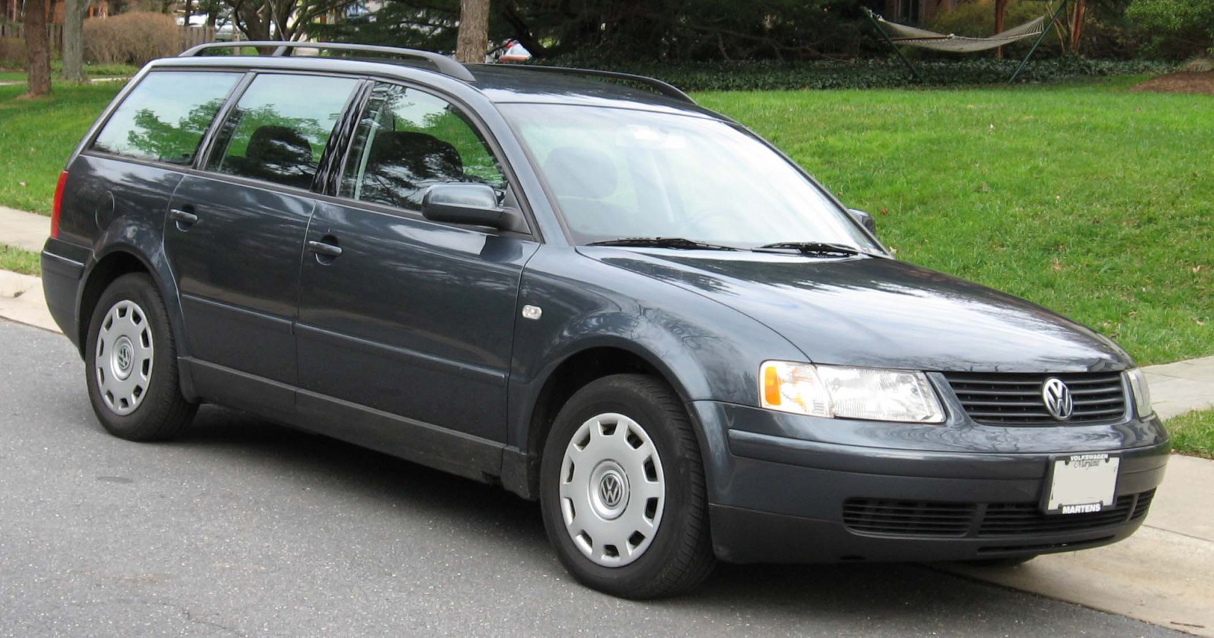 Estate wagon with practical design and classic 90s lines