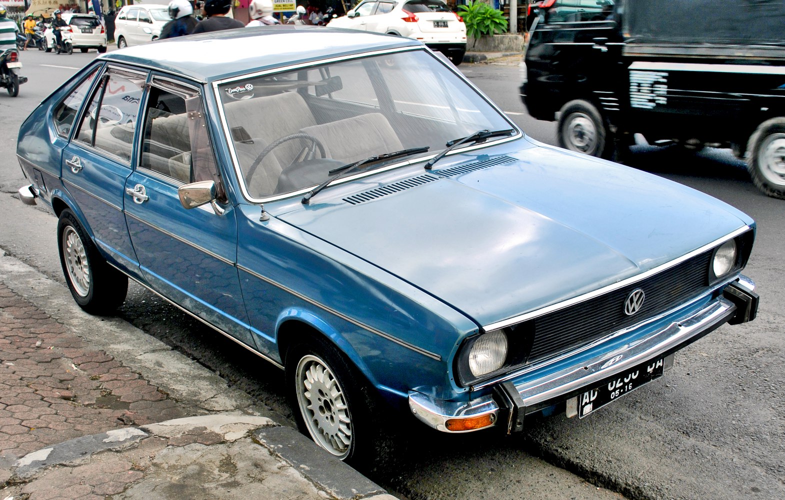 Front-side view of vintage hatchback with chrome bumper.