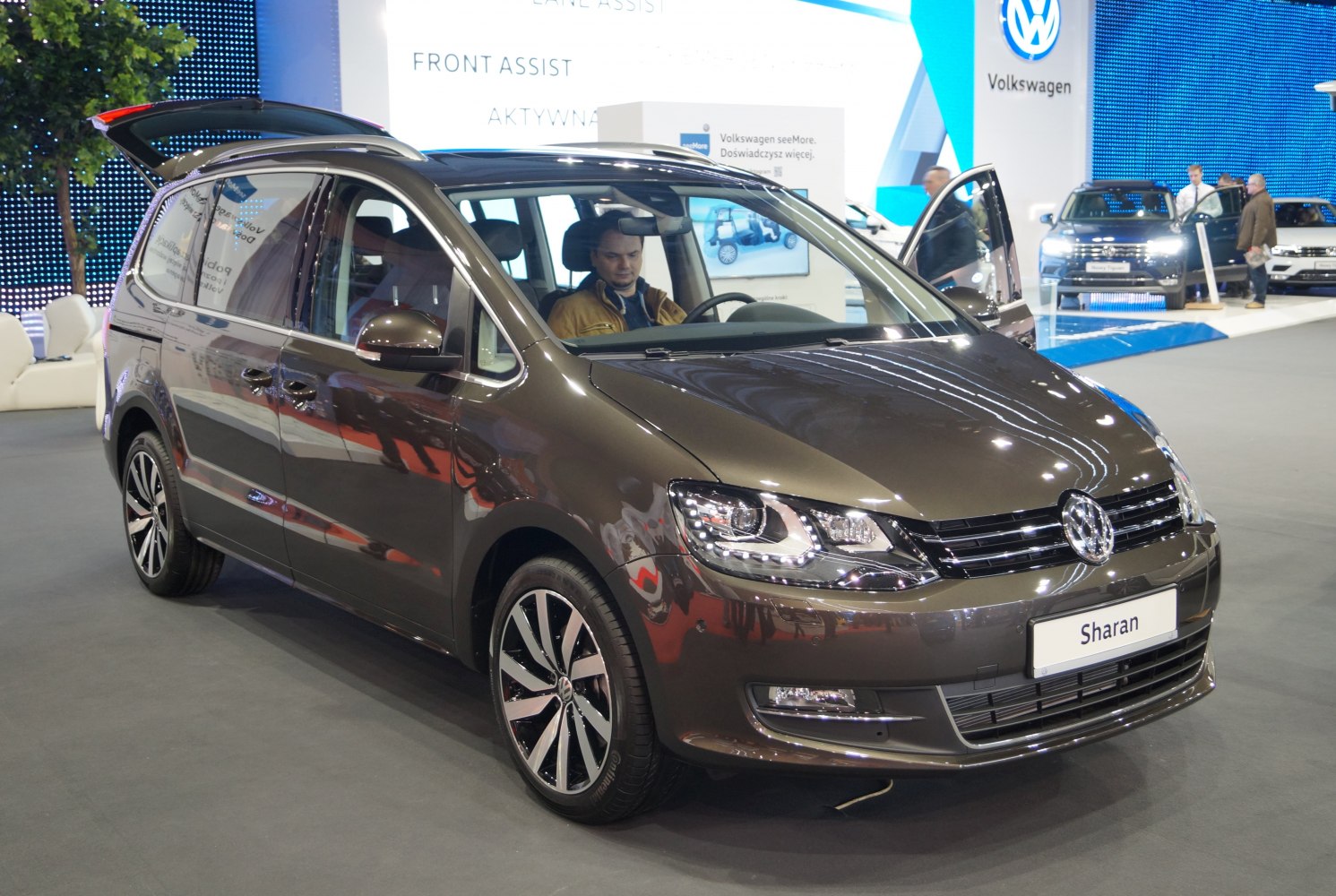 Front view with LED headlights and alloy wheels