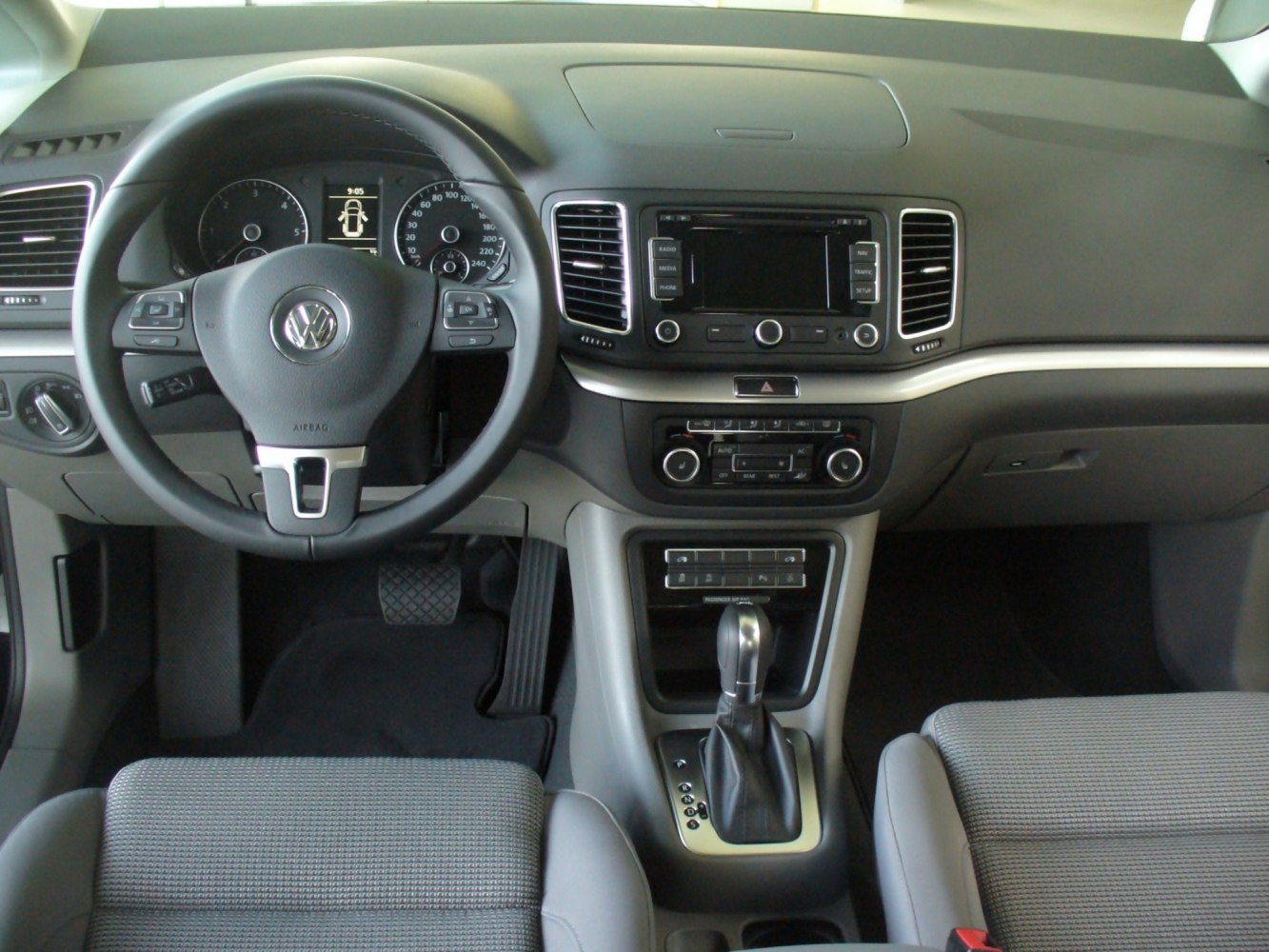 Dashboard, steering wheel, gear shift interior layout