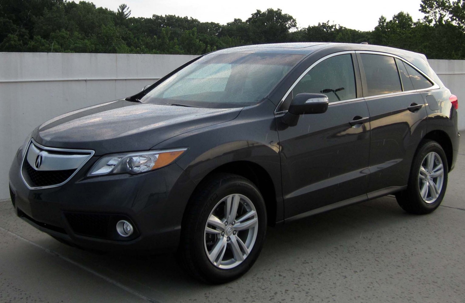Front-side view with alloy wheels and fog lamps