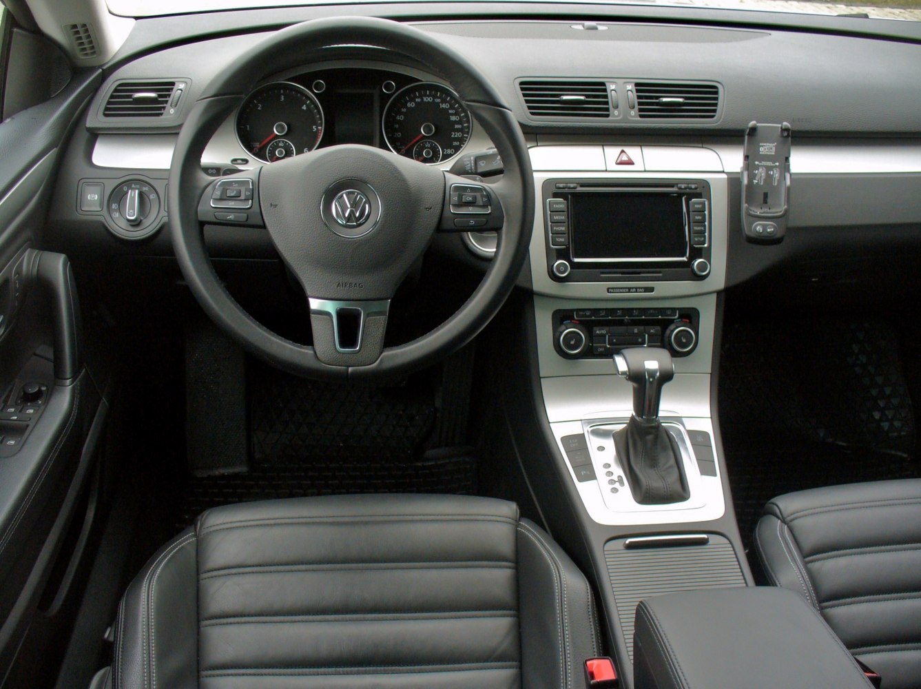 Dashboard, steering wheel, center console with gear shift and infotainment system