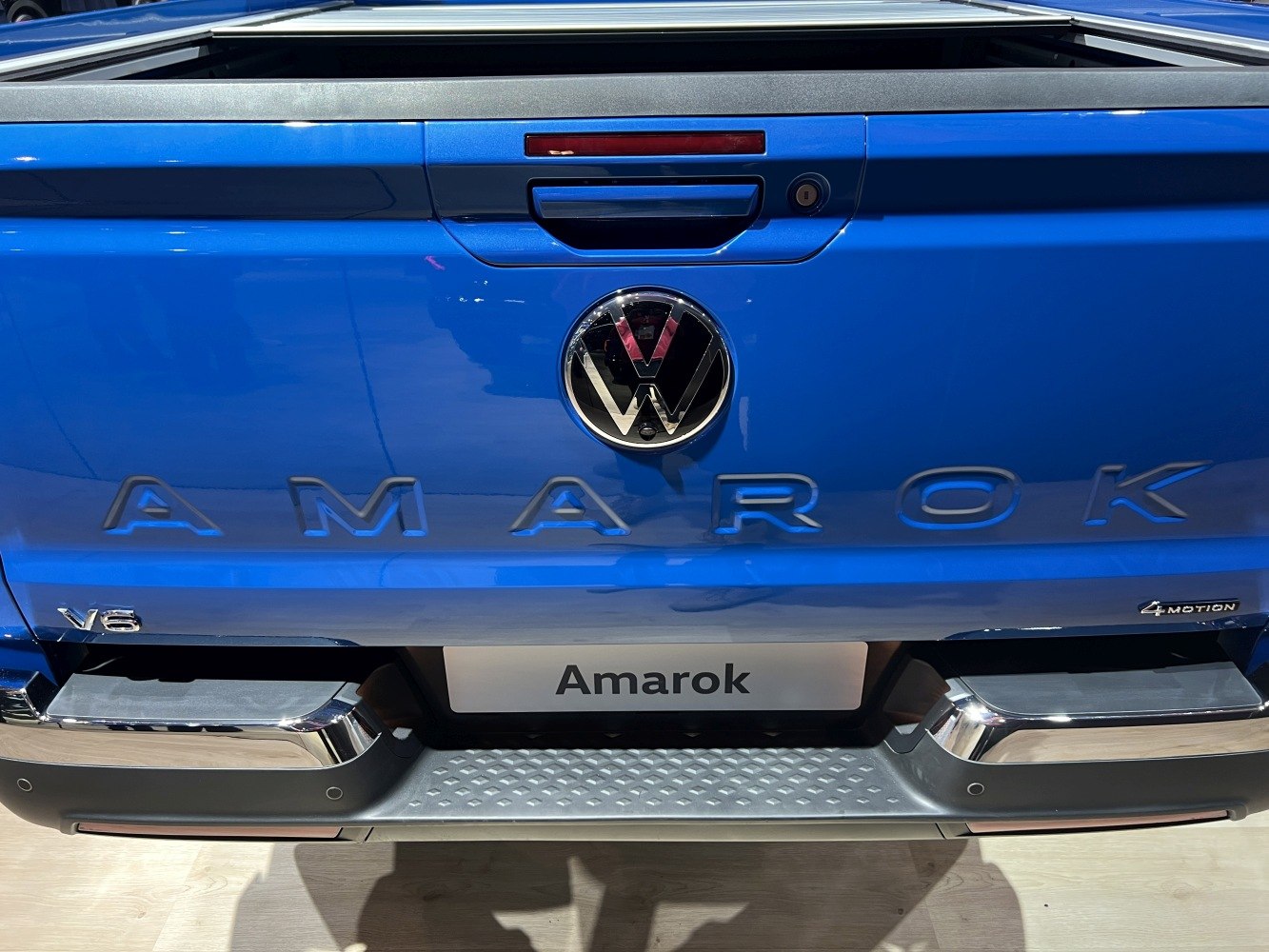Close-up of embossed tailgate with V6 and 4MOTION badges