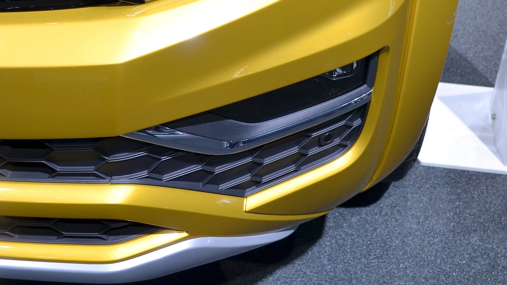 Close-up of front bumper and hexagonal grille in yellow finish