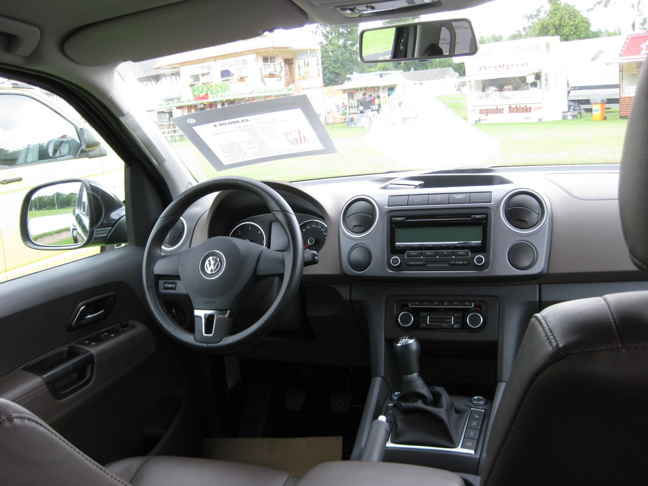 Dashboard, steering wheel, and gear shift of a vehicle interior