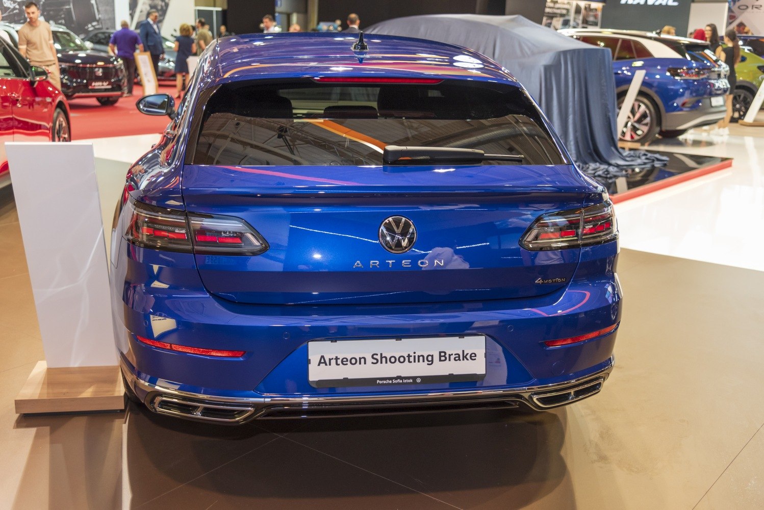 Rear view with taillights, rear window, dual exhaust, and 4MOTION badge