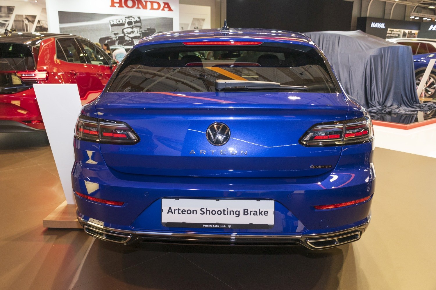 Rear view of blue Shooting Brake with 4MOTION badge and sleek taillights