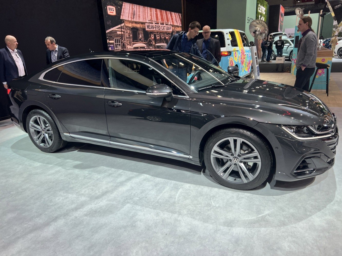 Aerodynamic side profile with alloy wheels and sleek design