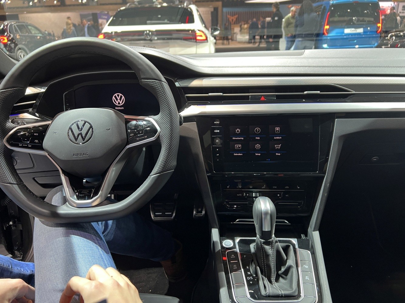 Modern digital dashboard with multifunction steering wheel and central multimedia screen.