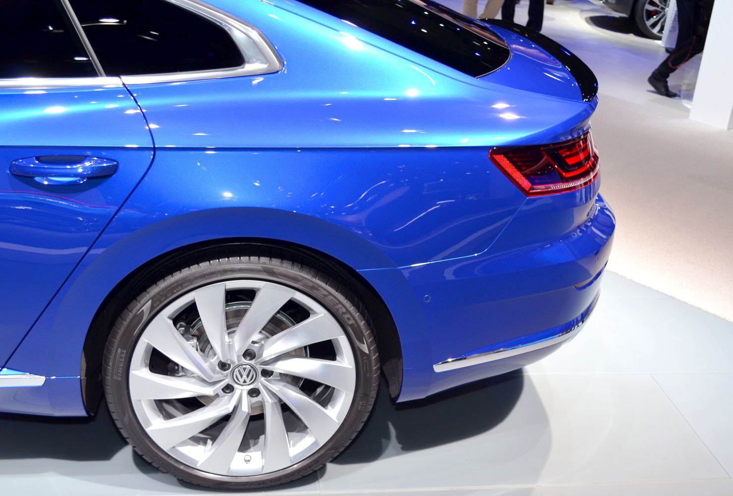 Rear side panel and alloy wheel with tail light