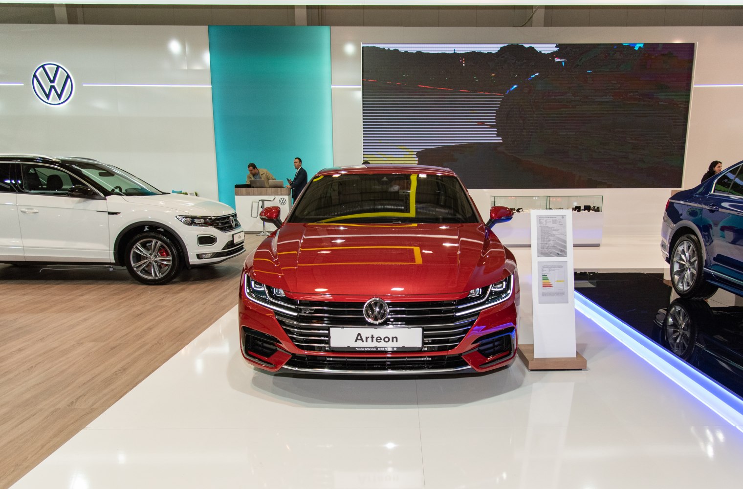 Front profile with LED headlights and wide horizontal grille