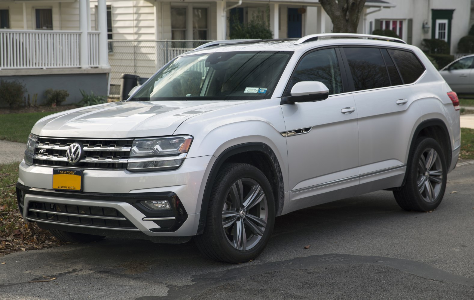 Front and side profile of a modern SUV with distinctive headlights and roof rails