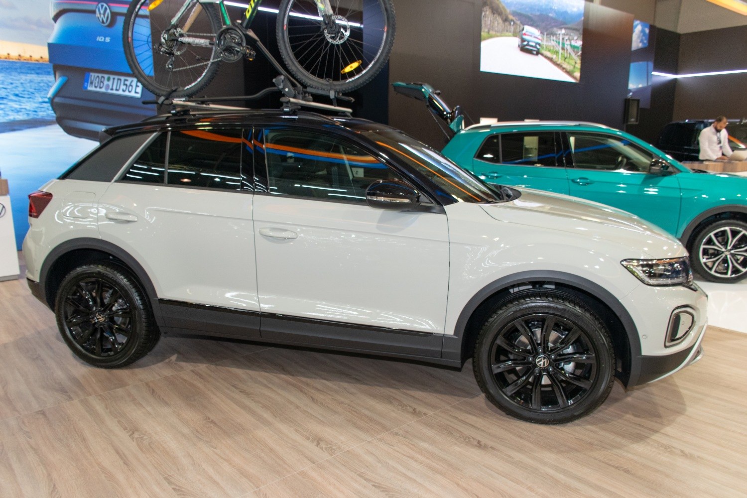 Side profile of SUV with roof bike rack and black alloy wheels