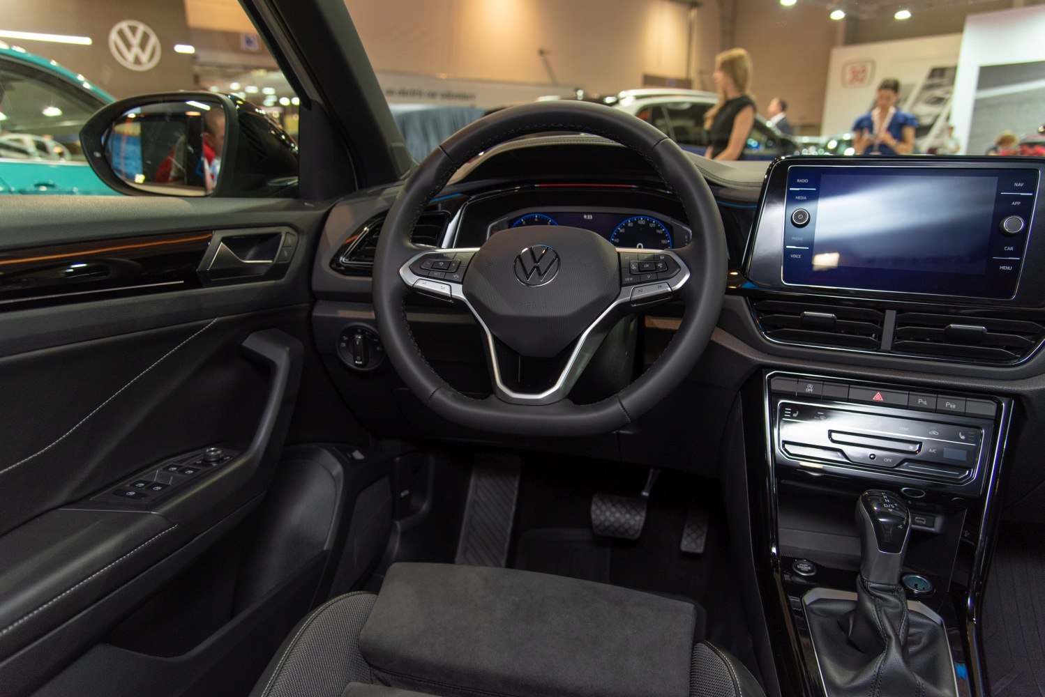Steering wheel, digital dashboard, and touchscreen center console