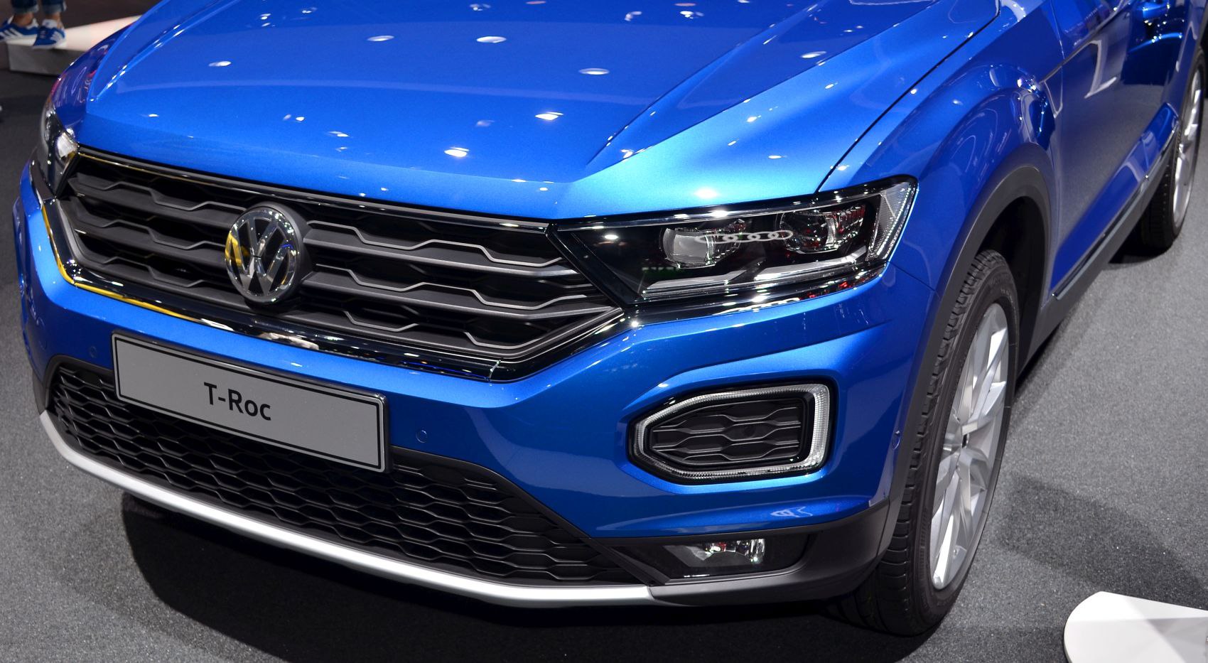 Front grille and headlight design of a blue SUV