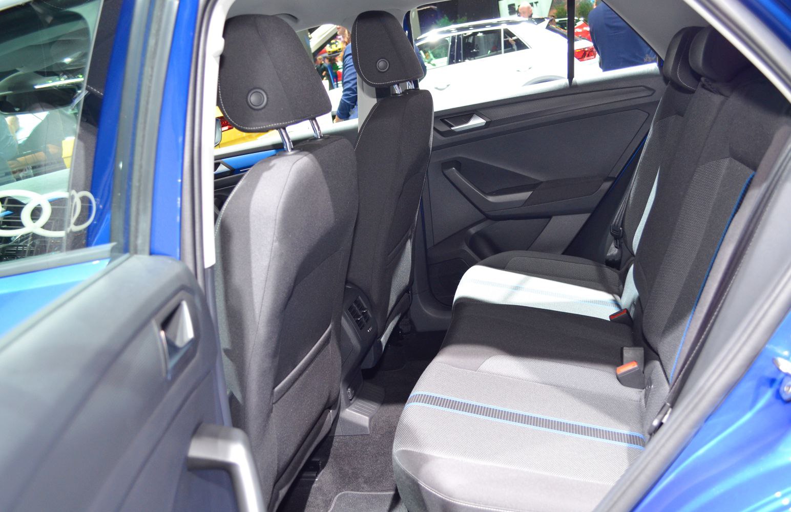 Rear seats with fabric upholstery and rear air vents