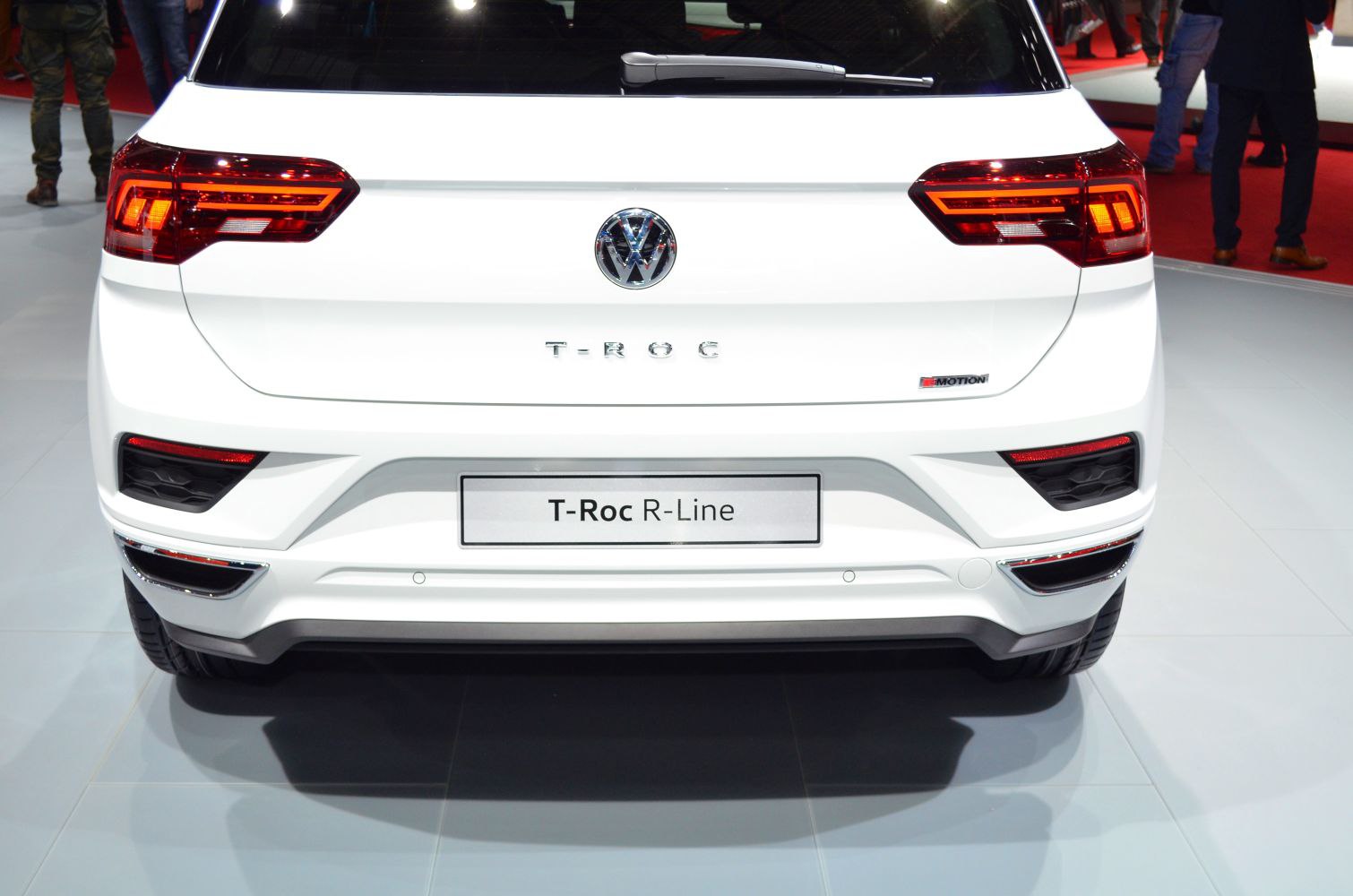 Rear view, LED taillights, R-Line badge, 4MOTION emblem