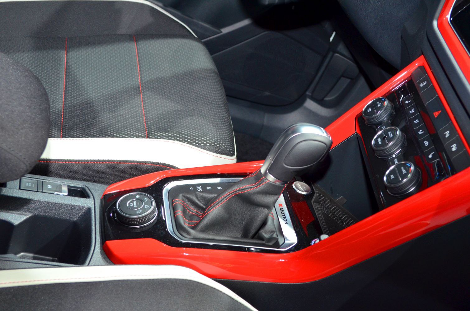 Automatic gear shift and climate control knobs with 4MOTION emblem