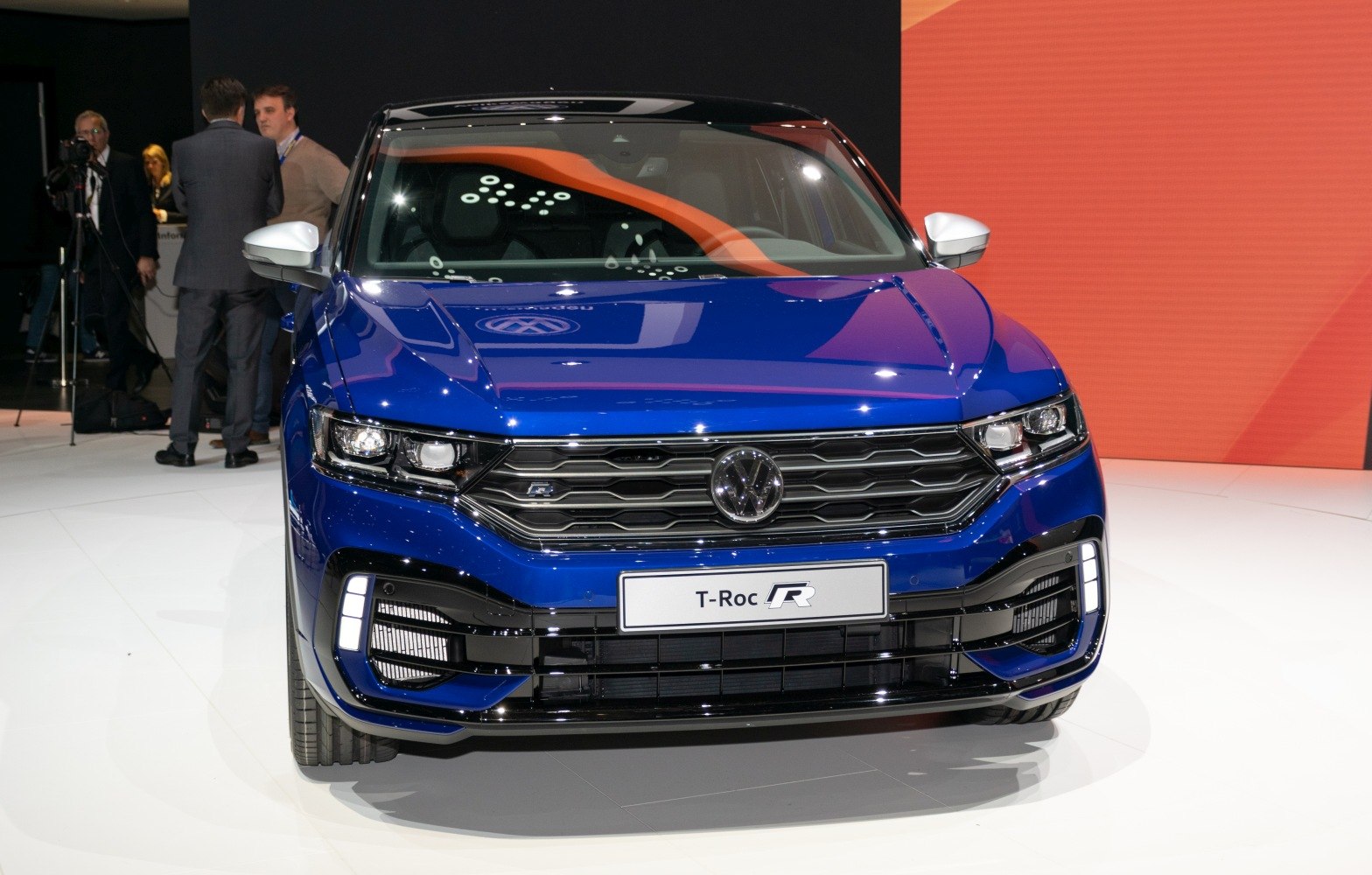 Front view with LED headlights and hexagonal grille