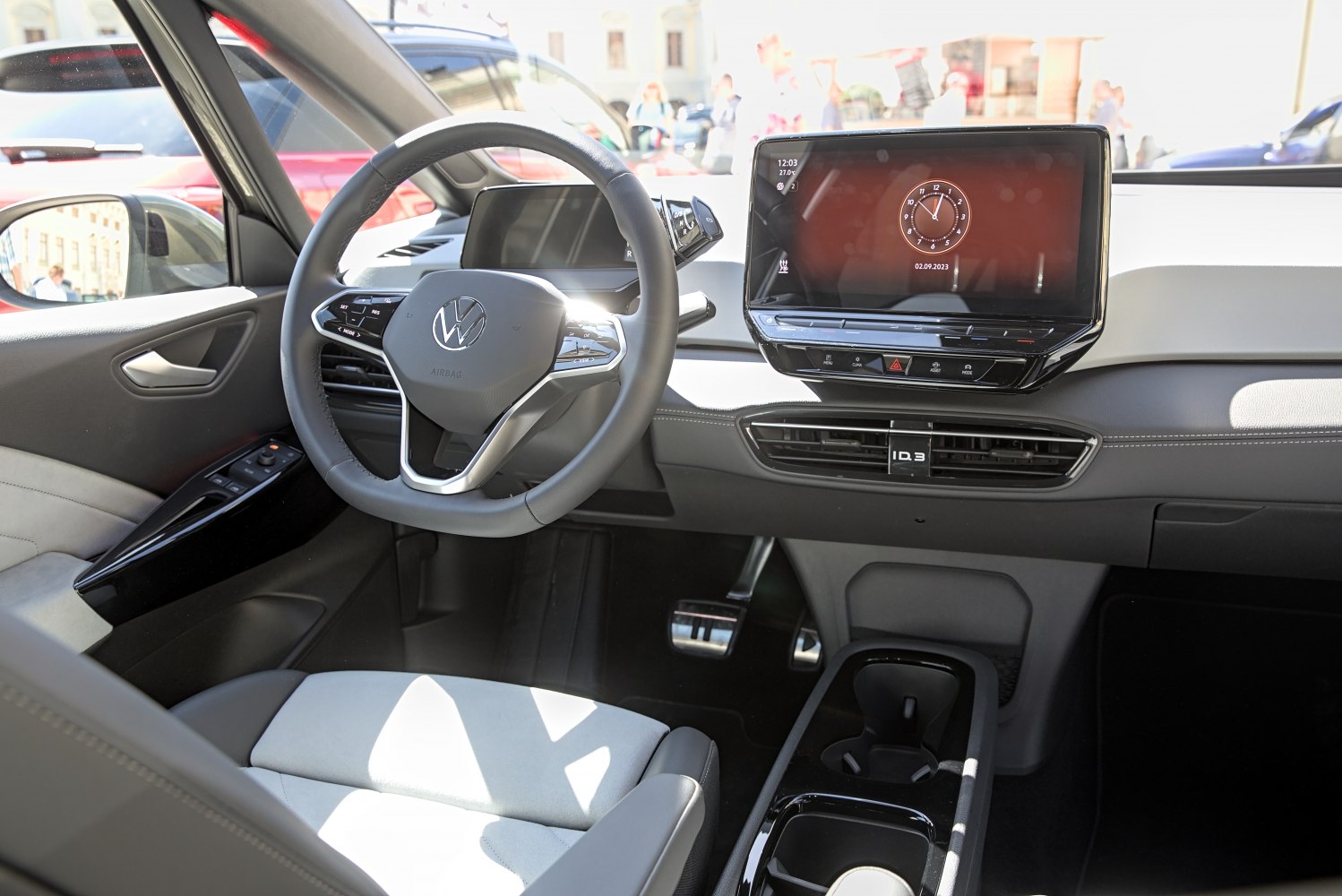 Steering wheel with digital cluster and touchscreen infotainment