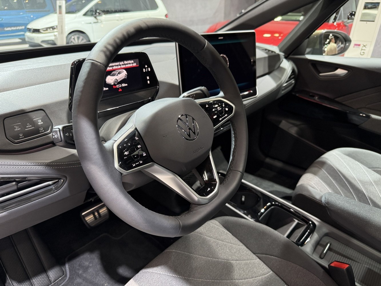 Steering wheel, digital instrument cluster, touchscreen infotainment inside car