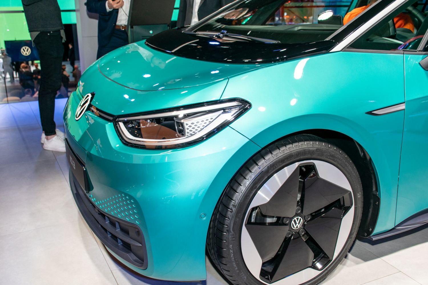 Front LED headlights and aerodynamic wheel design