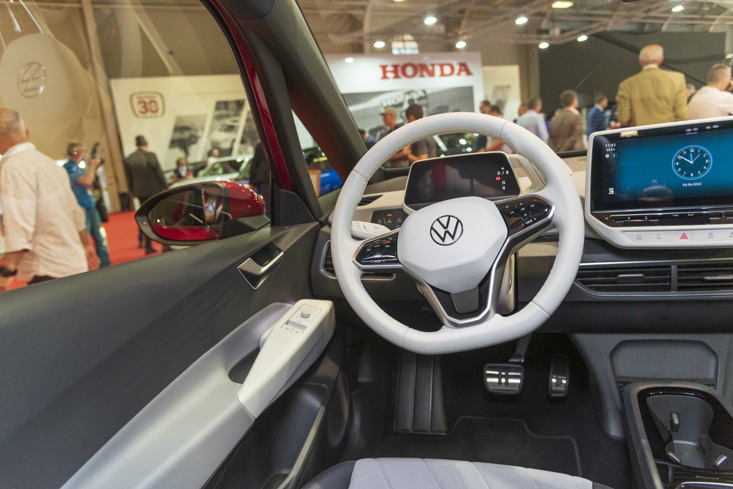 Digital dashboard and multifunction steering wheel with touchscreen display