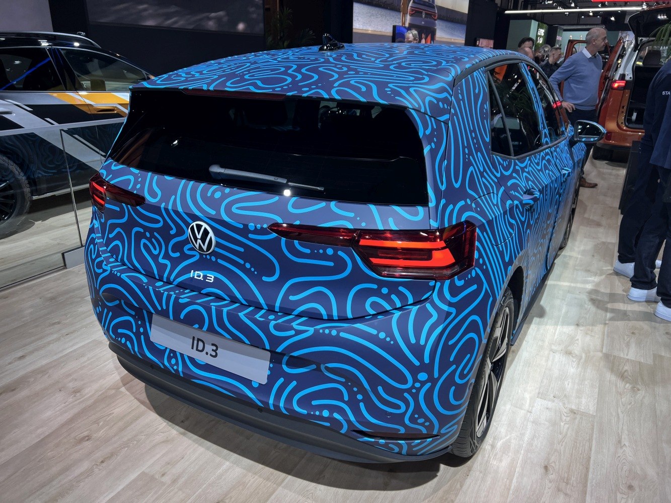 Rear view with tail lights and rear windshield wiper