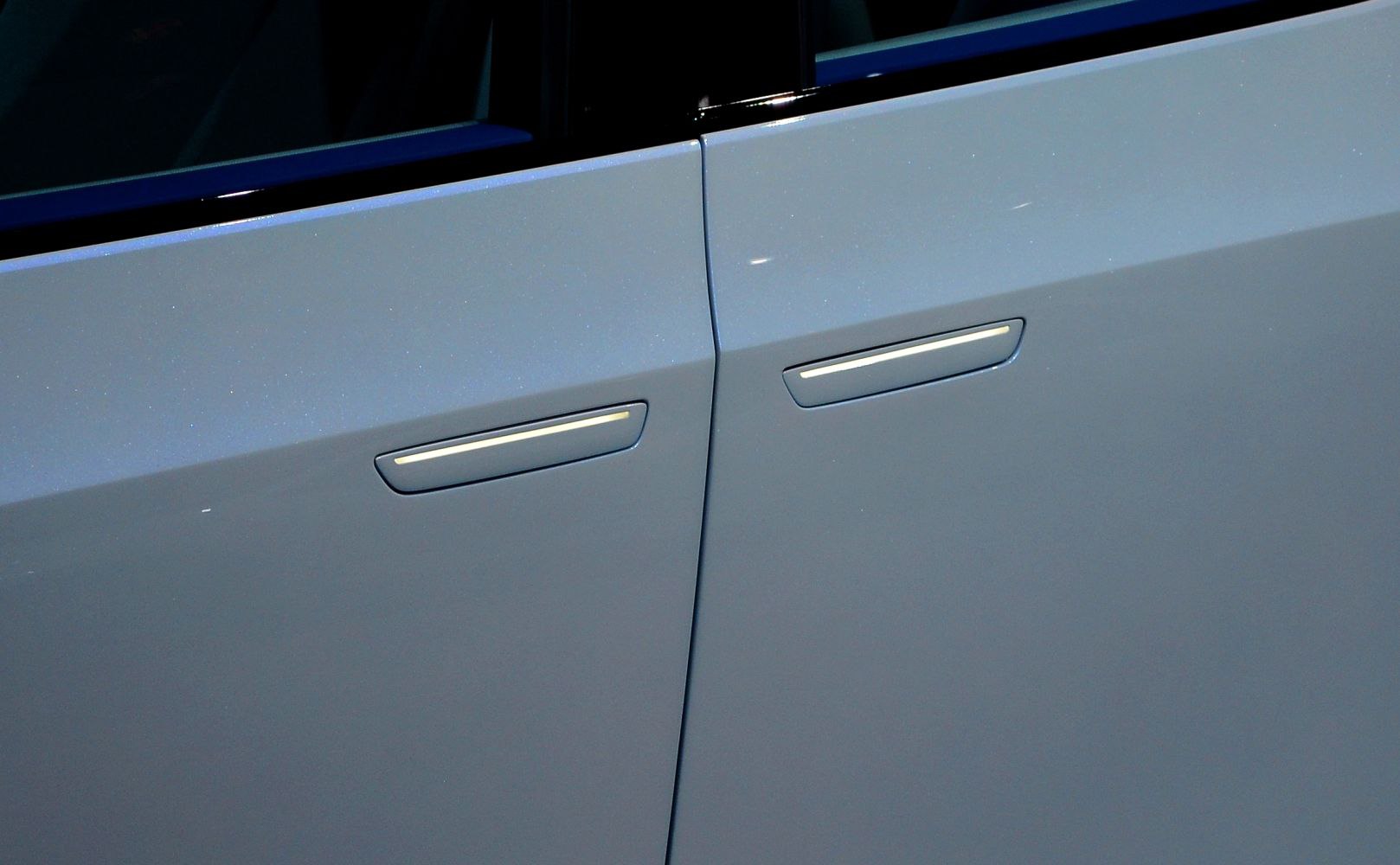Flush integrated door handles on car doors