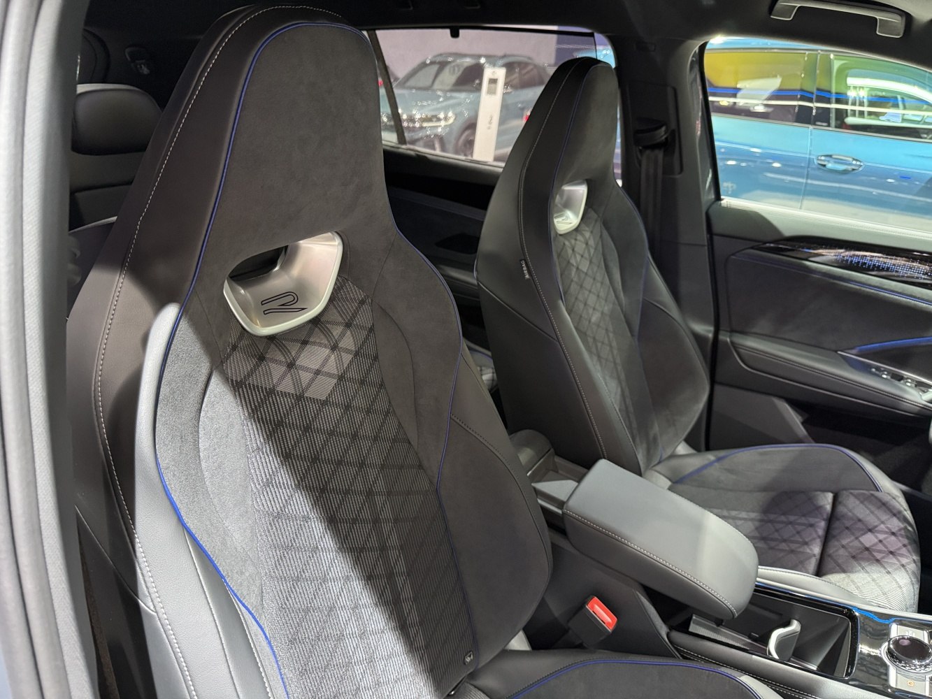 Sporty front seats with premium materials and blue stitching