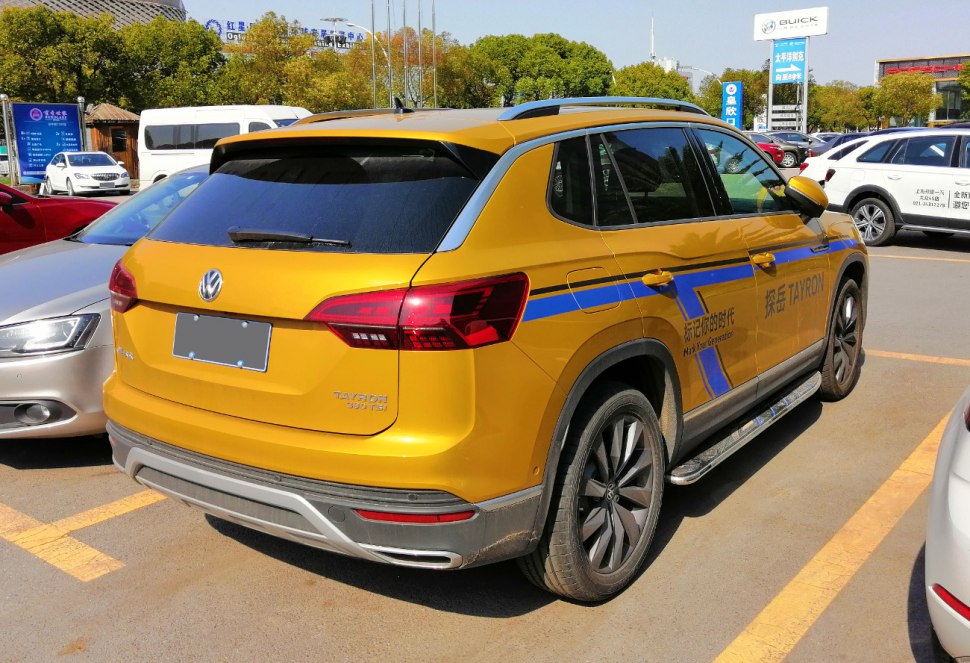SUV rear view with LED tail lights and sporty multi-spoke wheels