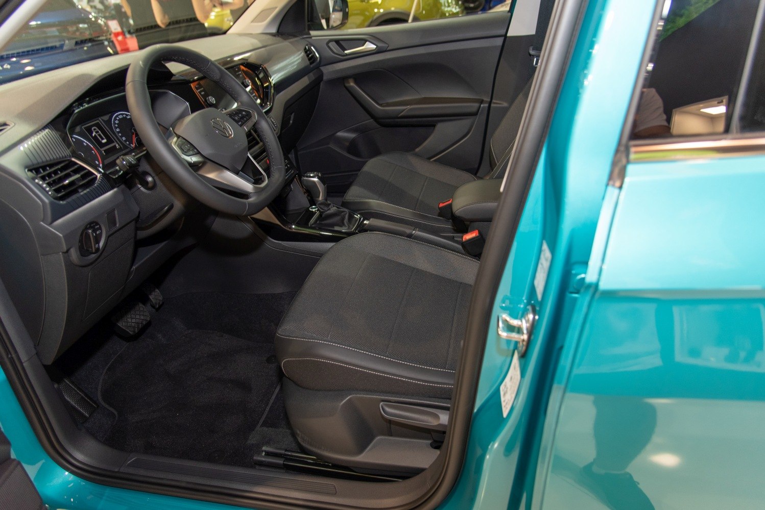 Dashboard, steering wheel, and front seats interior